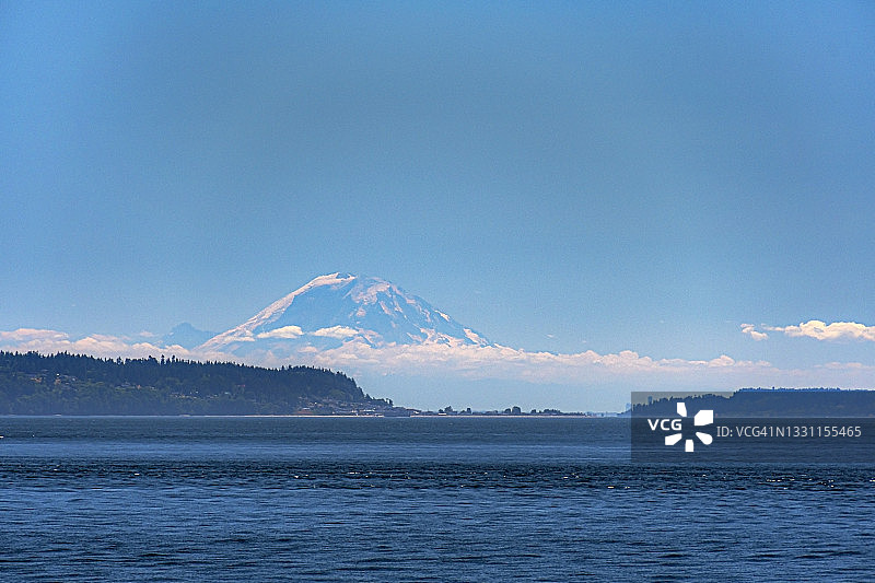 远眺瑞尼尔山图片素材