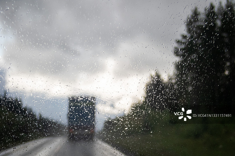 雨天行驶的卡车图片素材