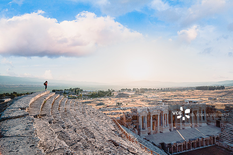 旅行者在棉花堡拍摄希拉波利斯圆形剧场图片素材