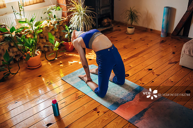 骆驼式瑜伽有益于改善脊柱活动能力图片素材