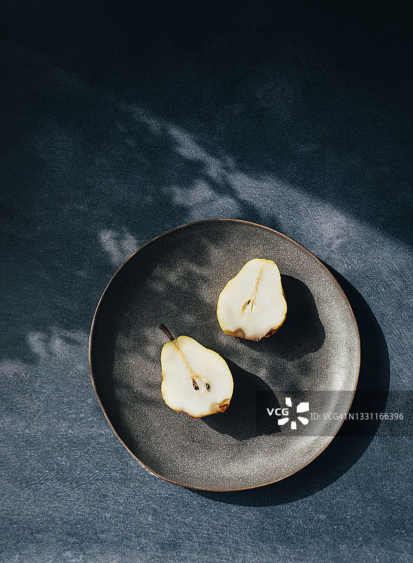盘子里的新鲜梨（俯视）图片素材