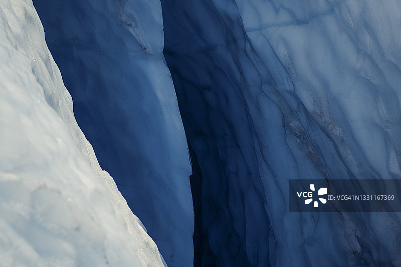加拿大冰川上的裂缝内部图片素材