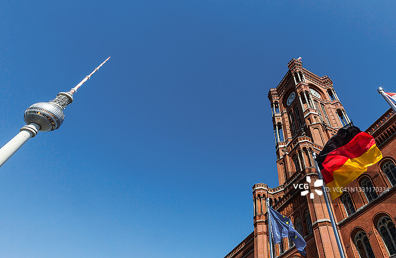 柏林市政厅、电视塔与德国和欧盟旗帜（红色市政厅-德国）图片素材
