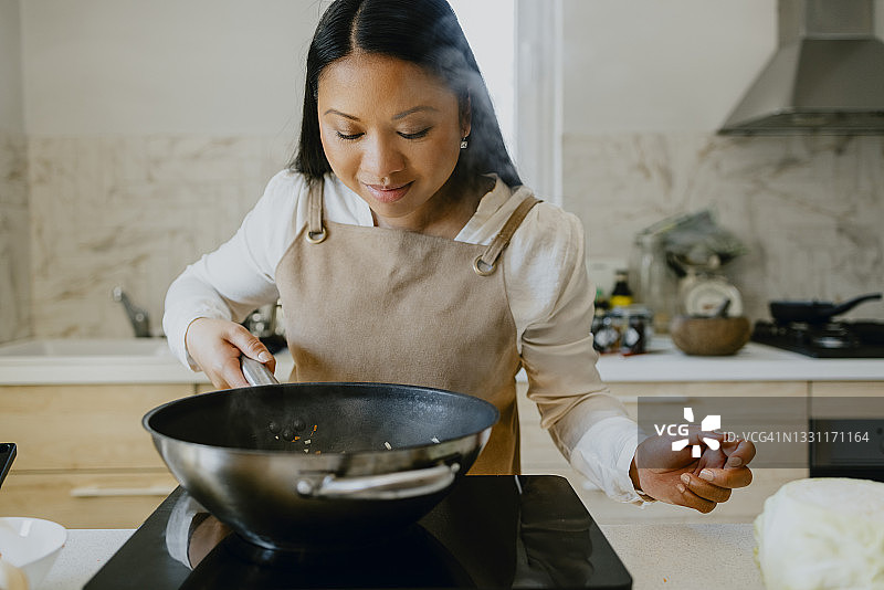 美味佳肴！美丽的菲律宾女厨师在私人厨房准备美味的饭菜图片素材