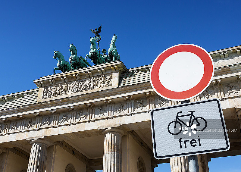 勃兰登堡门和四轮马车雕像，附带“禁止自行车以外的交通工具通行”路标图片素材