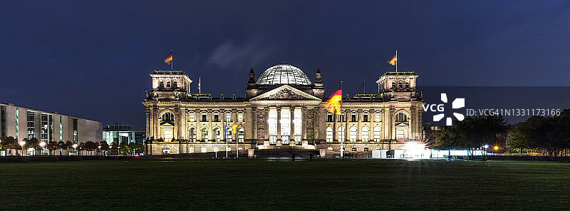 蓝色时刻的德国国会大厦（德国议会大厦）-德国柏林图片素材
