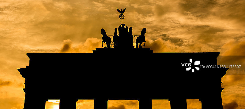 德国柏林日落时分的勃兰登堡门图片素材