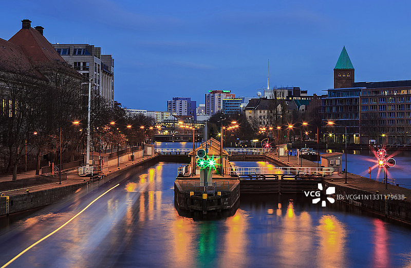 施普雷河畔的米伦丹水闸（德国柏林-米特区）图片素材