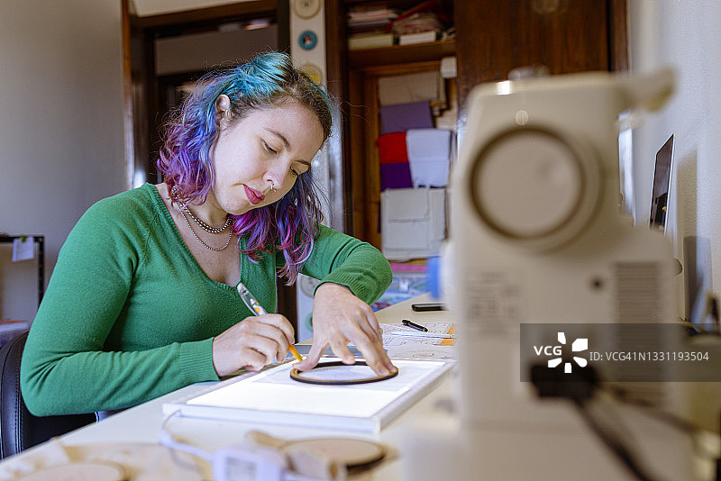 年轻艺术家制作刺绣设计图片素材