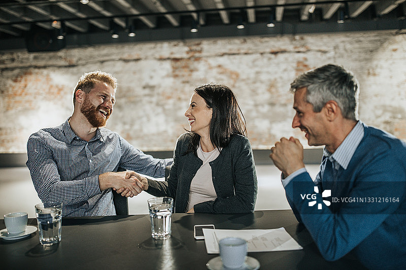 我们与亲爱的同事达成协议！图片素材