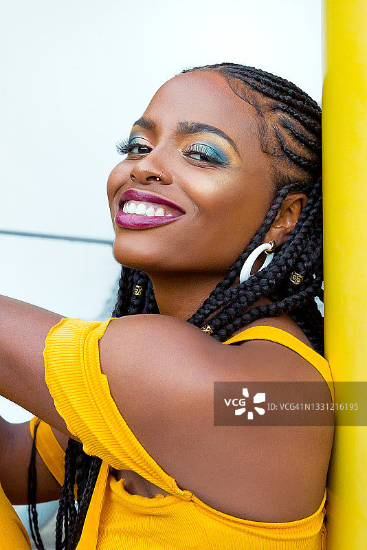微笑的美丽女人，非裔美国女人，化着彩色妆容的黑人女人图片素材