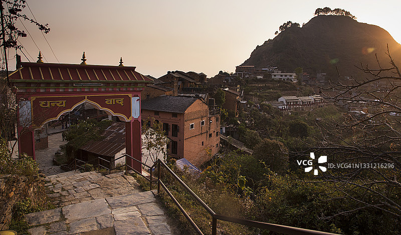 从卡德加德维寺看到的班迪普尔山顶村庄日落景色，该寺庙入口处有一个华丽的大门，在尼泊尔班迪普尔村庄有鹅卵石台阶图片素材