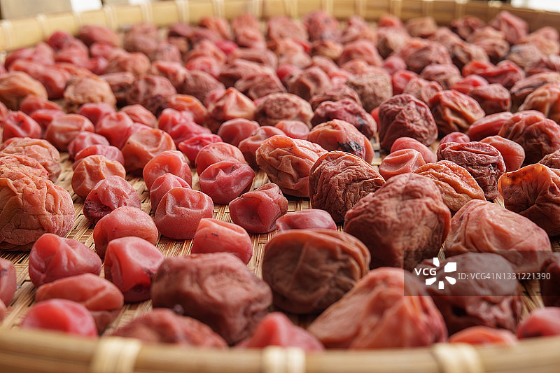 日光下晾晒梅干图片素材