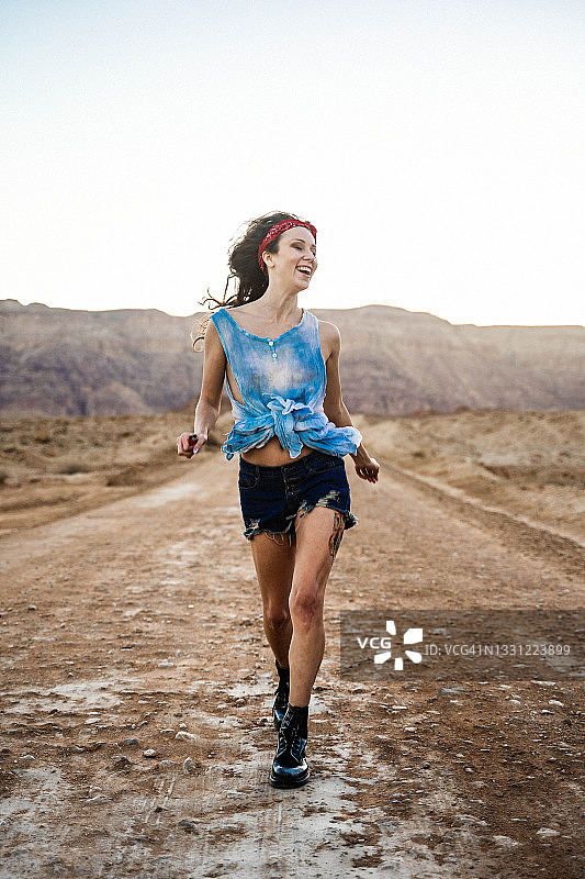 沙漠中的女性生存主义者图片素材