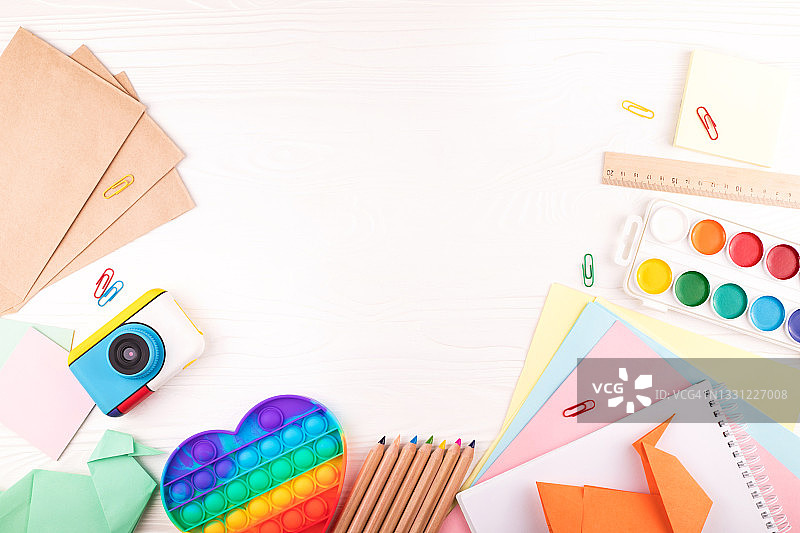 白色木质背景上的学习文具图片素材