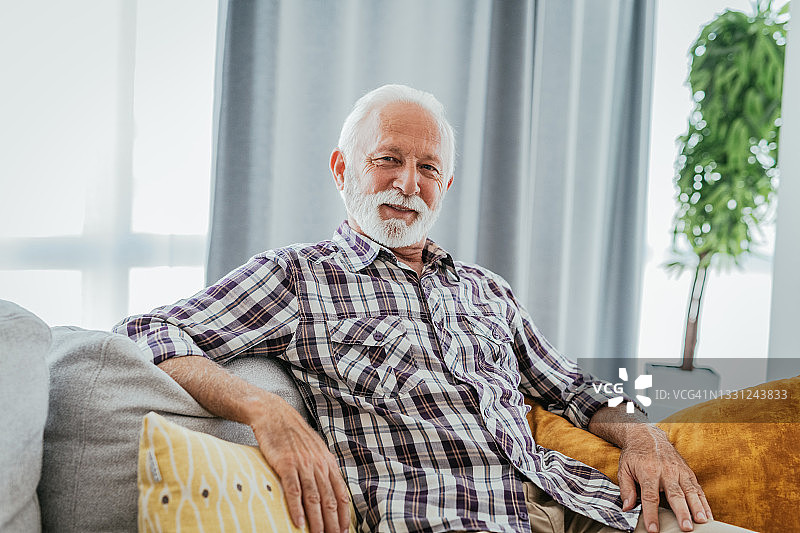 年长的男人通过网络与医生进行体检图片素材