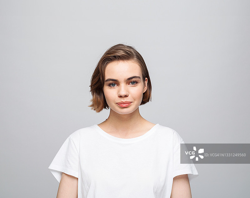 身穿白色T恤的年轻女子肖像图片素材