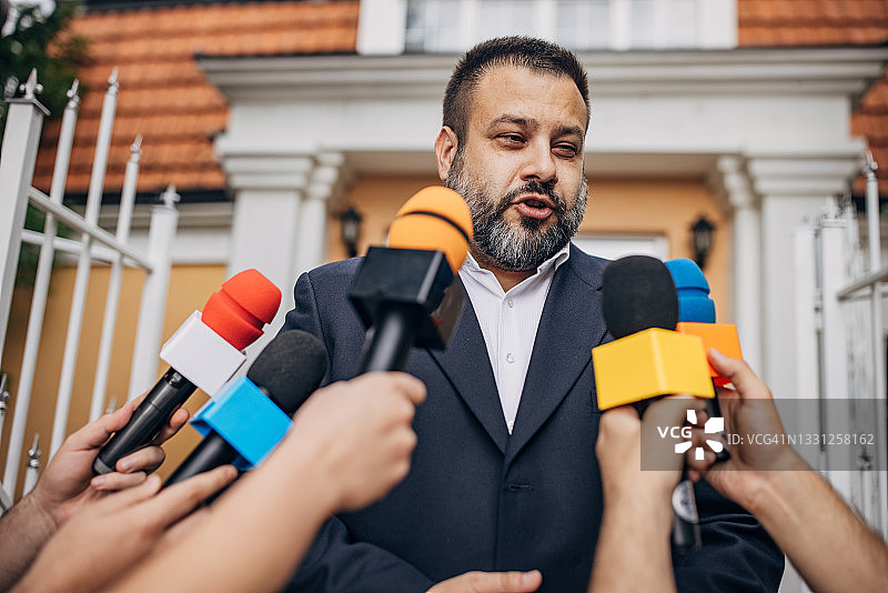 与记者交谈的政治家图片素材