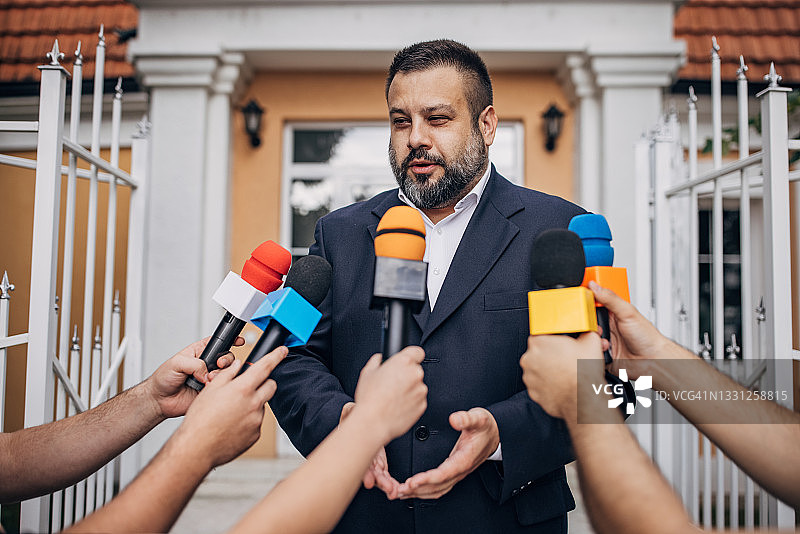 政治人物与记者交谈图片素材