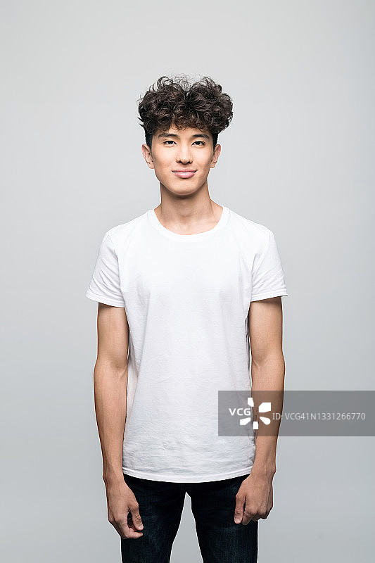 穿着白色T恤的友好的年轻男人图片素材