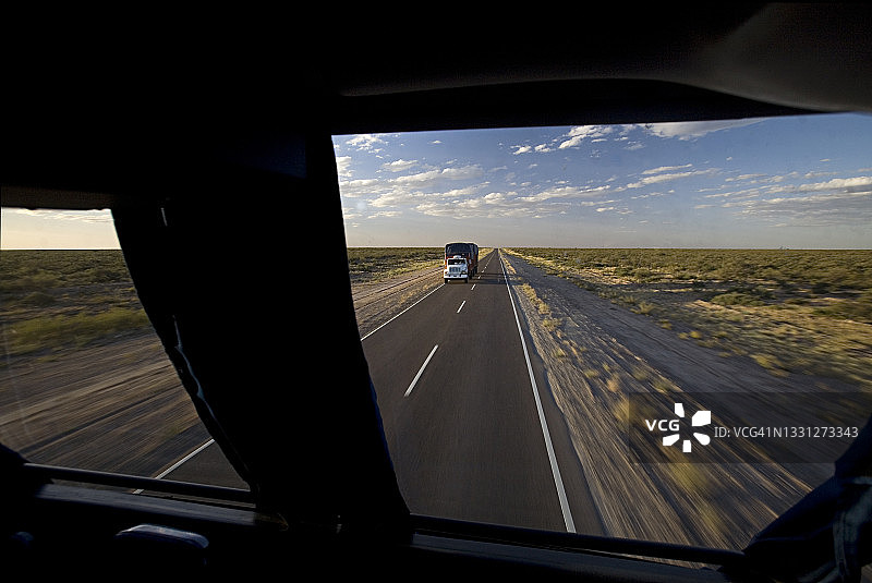 行驶中的巴士内部，看向前方图片素材