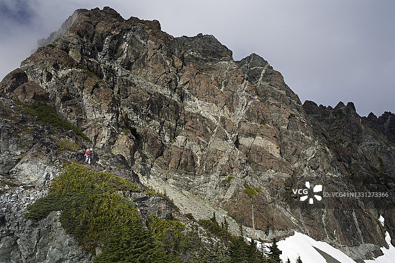 攀登者从不列颠哥伦比亚省斯特拉斯科纳公园的塞普蒂默斯山下降图片素材