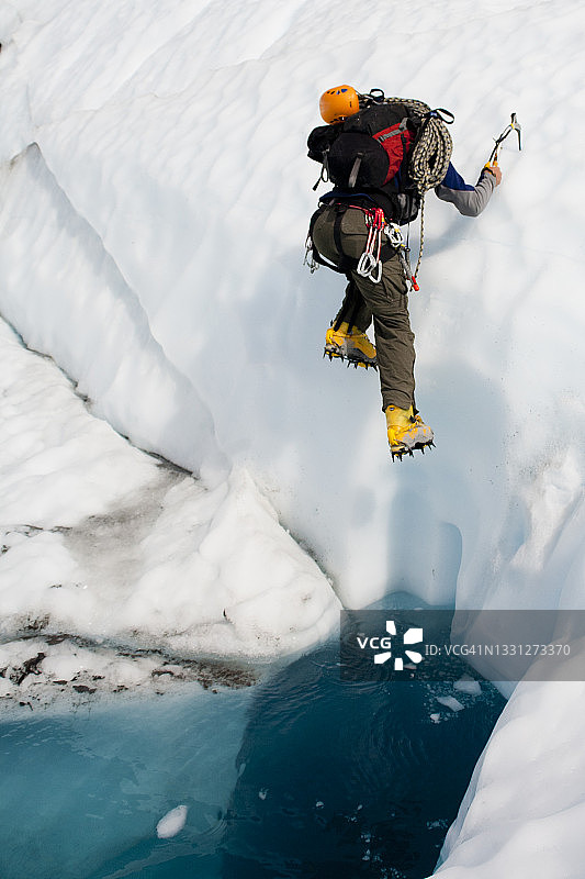 攀冰者横穿阿拉斯加州马塔努斯卡冰川图片素材