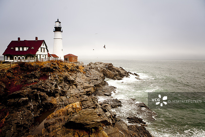 在缅因州雾中拍摄的波特兰灯塔图片素材