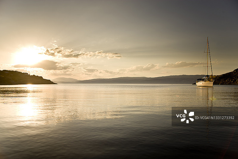 希腊伊兹拉岛日落时抛锚的帆船图片素材