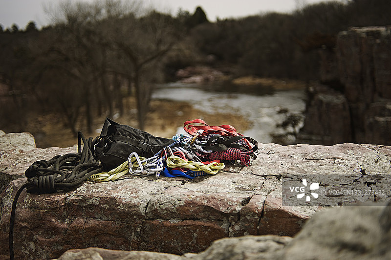 攀岩装备，铺设在南达科他州帕利塞德斯州立公园的岩石上图片素材