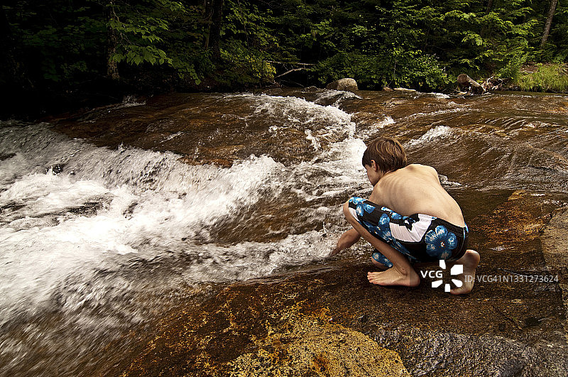 跳入寒冷的山涧前试水温图片素材