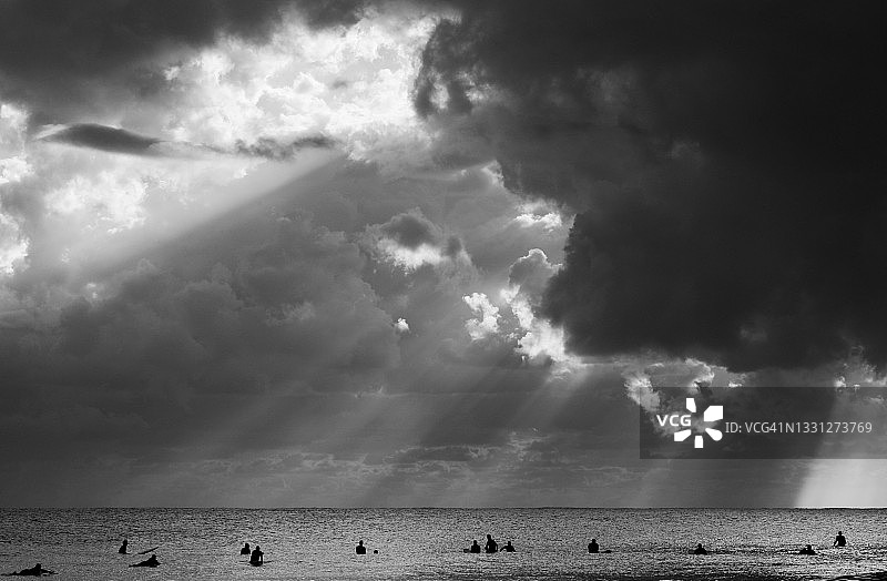 在澳大利亚昆士兰州亚历山德拉岬，冲浪者等待海浪图片素材