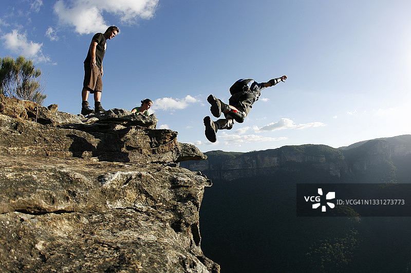 在澳大利亚新南威尔士州蓝山悬崖上进行前空翻低空跳伞图片素材