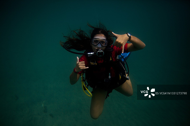 在加勒比海潜水的年轻西班牙裔女子图片素材