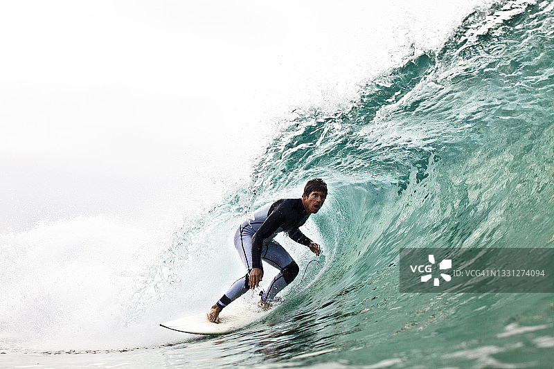 在加利福尼亚州马里布祖马海滩冲浪的男子图片素材