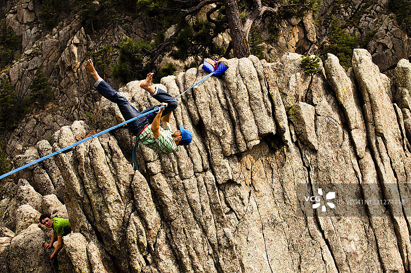 男人在科罗拉多州博尔德峡谷走扁带时跌落图片素材