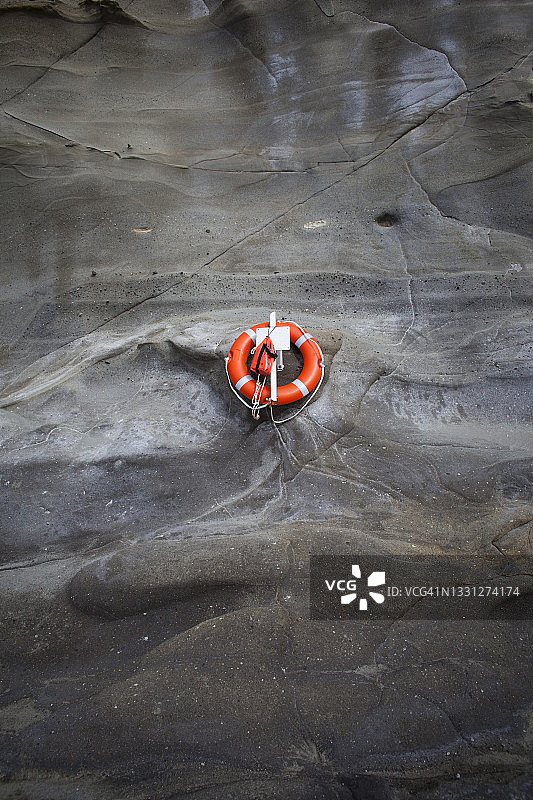 岩壁上的橙色救生圈图片素材