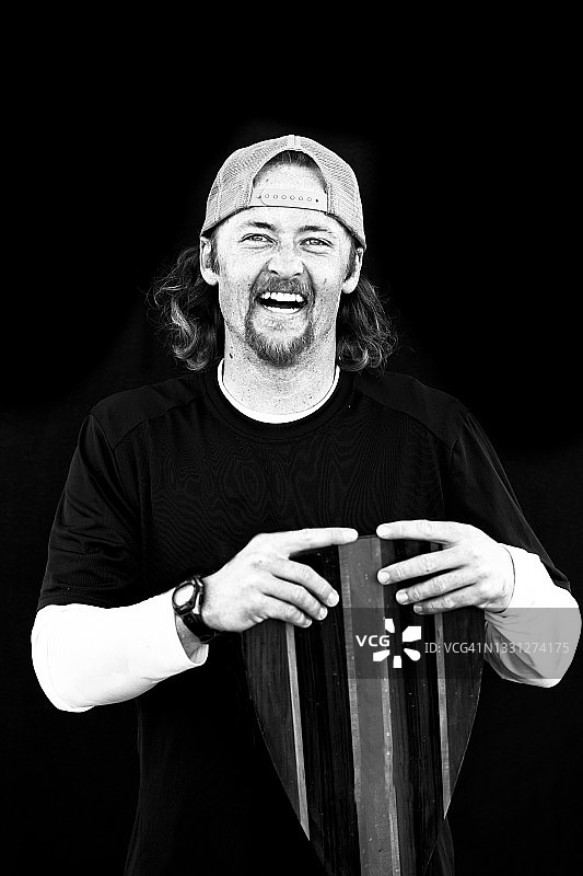 在加利福尼亚州文图拉划着单人划艇的男子图片素材