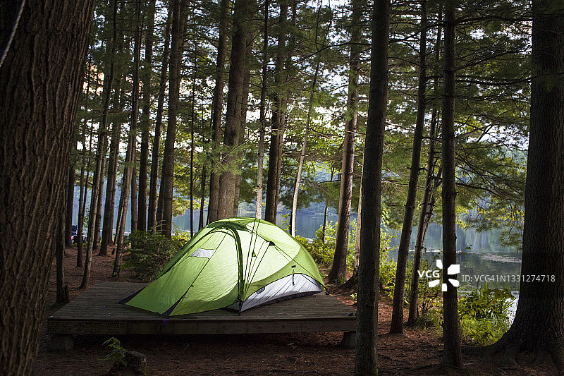 森林中点亮的帐篷图片素材