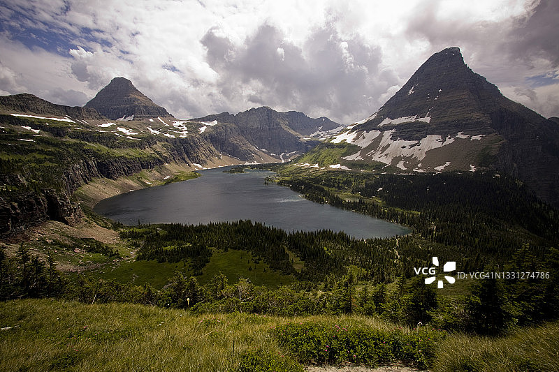 夏季冰川国家公园中的隐藏湖图片素材