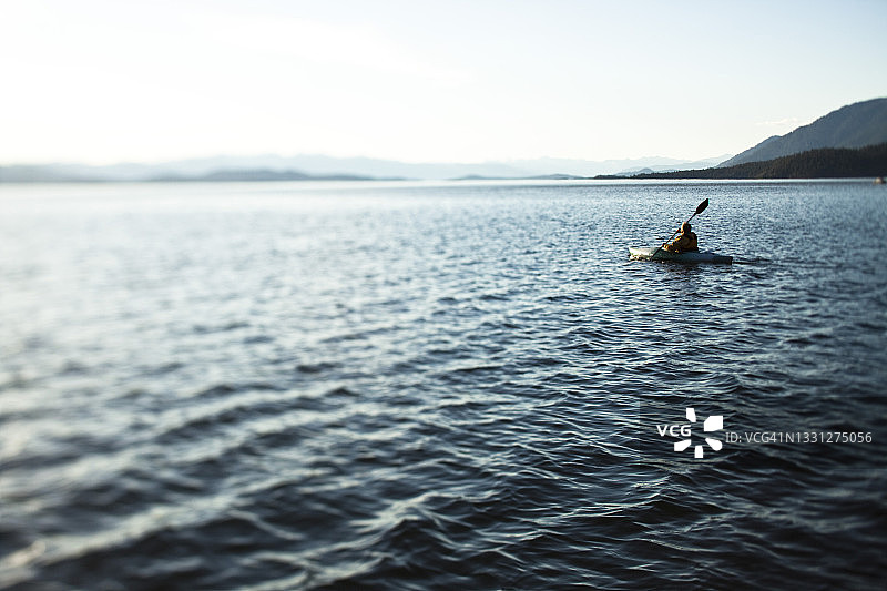 夕阳下爱达荷州大湖上的皮划艇探险之旅图片素材