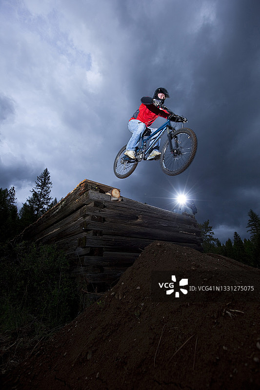 在爱达荷州，山地自行车手从木屋跳下图片素材