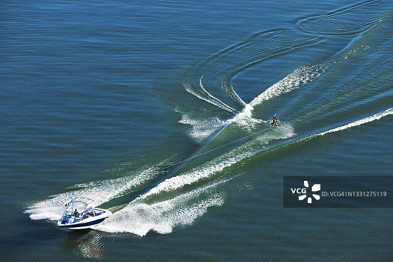 爱达荷州平静的一天，一位运动型滑水者在浪尖上跳跃图片素材