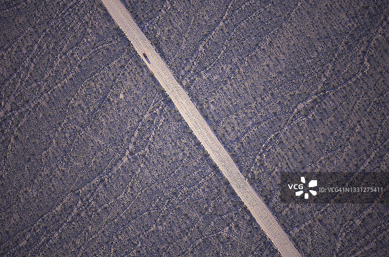 卡车行驶在加利福尼亚州莫哈韦国家保护区的航拍视角图片素材