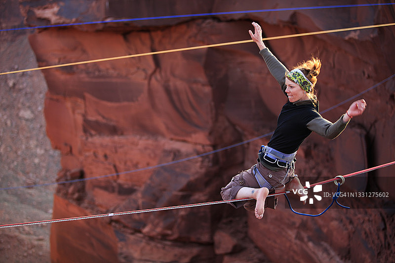 美国犹他州摩押水果碗，走扁带的女人图片素材