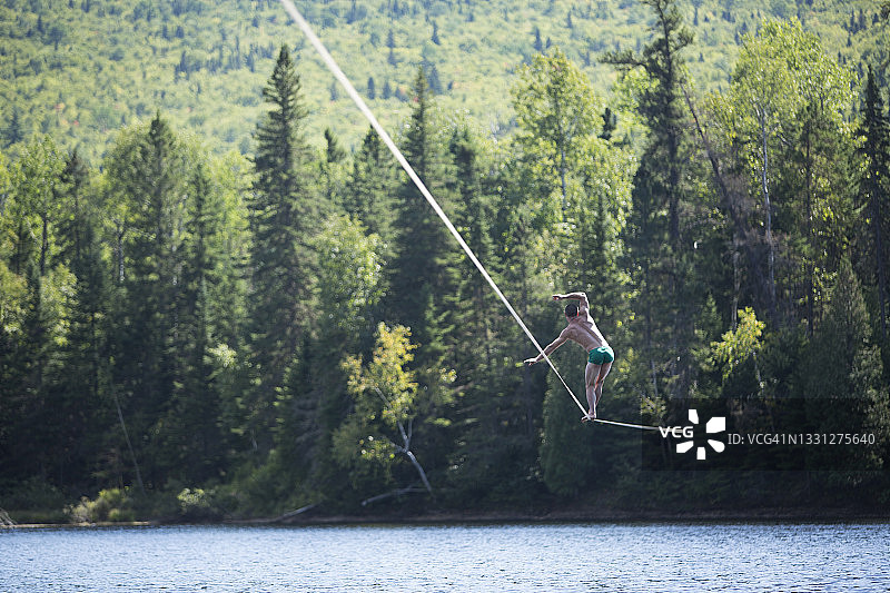 男士在水上走扁带图片素材