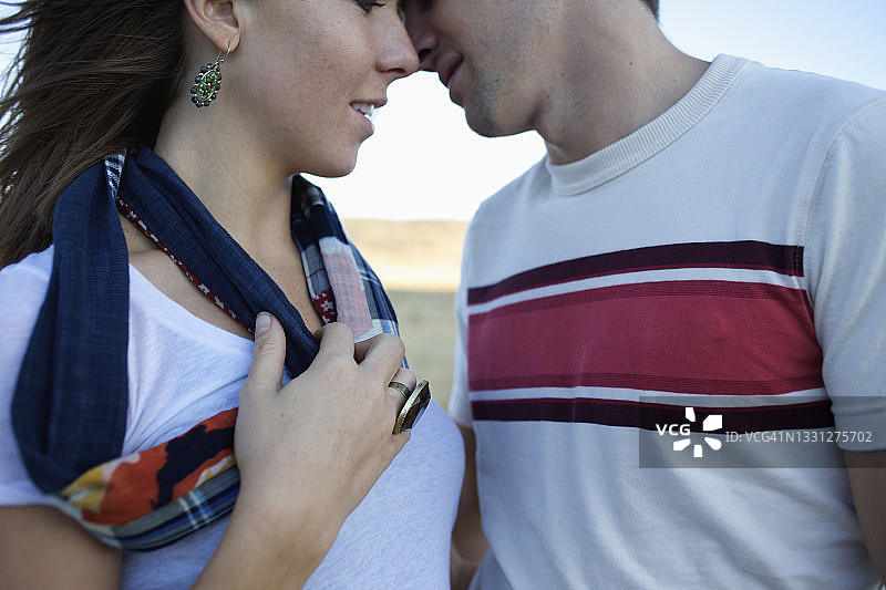 时尚情侣亲吻图片素材