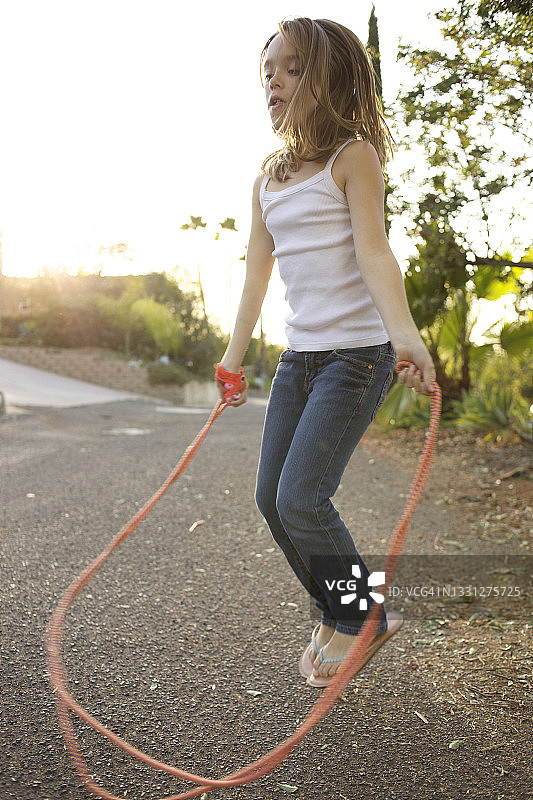 小女孩在街头跳绳图片素材