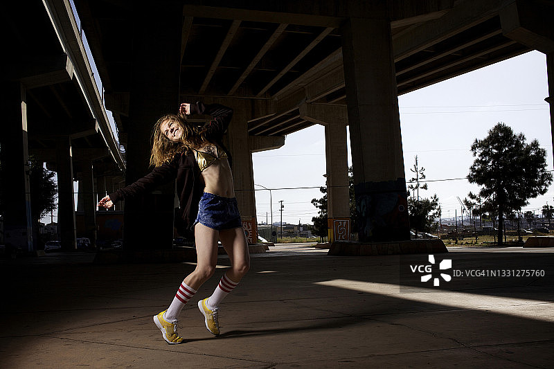 嘻哈舞者在桥下微笑跳舞图片素材