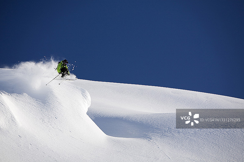 在阿拉斯加海恩斯滑雪的男子图片素材